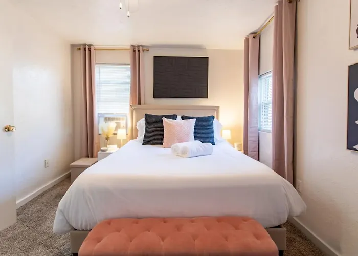 Apartment 3br 2-designated Parking Up To 10 Sleeps
