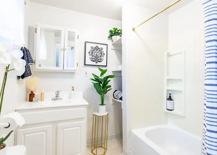 Apartment 3br 2-designated Parking Up To 10 Sleeps *