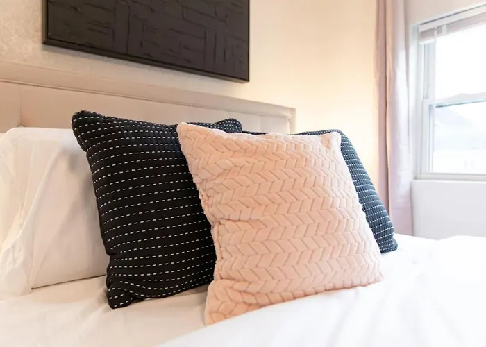 Apartment 3br 2-designated Parking Up To 10 Sleeps