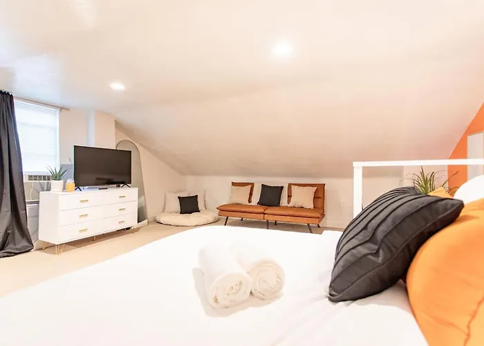 Apartment 3br 2-designated Parking Up To 10 Sleeps Pittsburgh