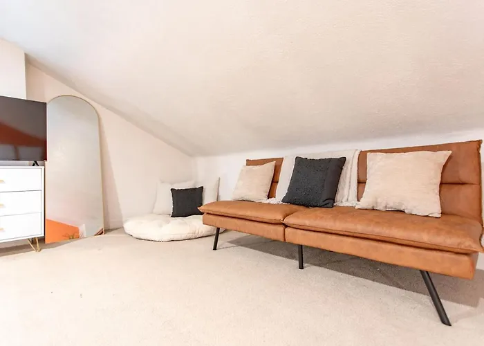 3br 2-designated Parking Up To 10 Sleeps Apartment *