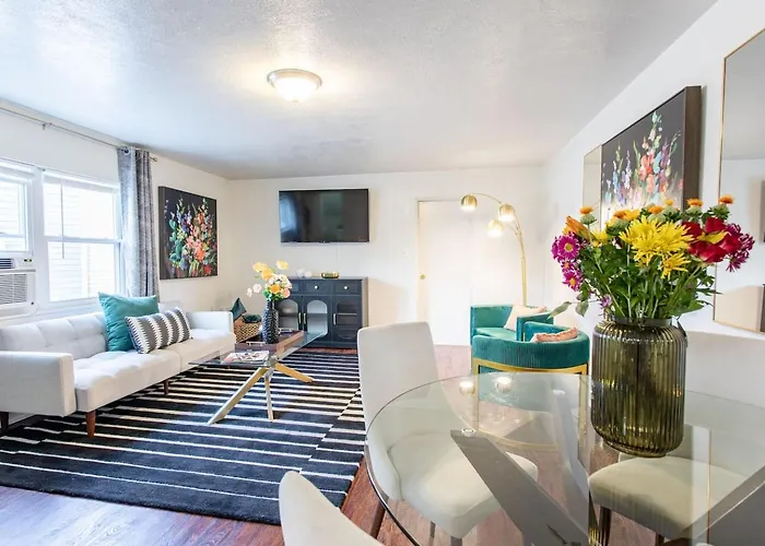 Apartment 3br 2-designated Parking Up To 10 Sleeps