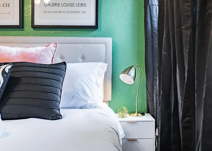 3br 2-designated Parking Up To 10 Sleeps Apartment *